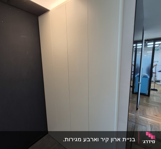 ארון אחסון גבוה מותאם אישית עם דלתות ציר במראה נקי